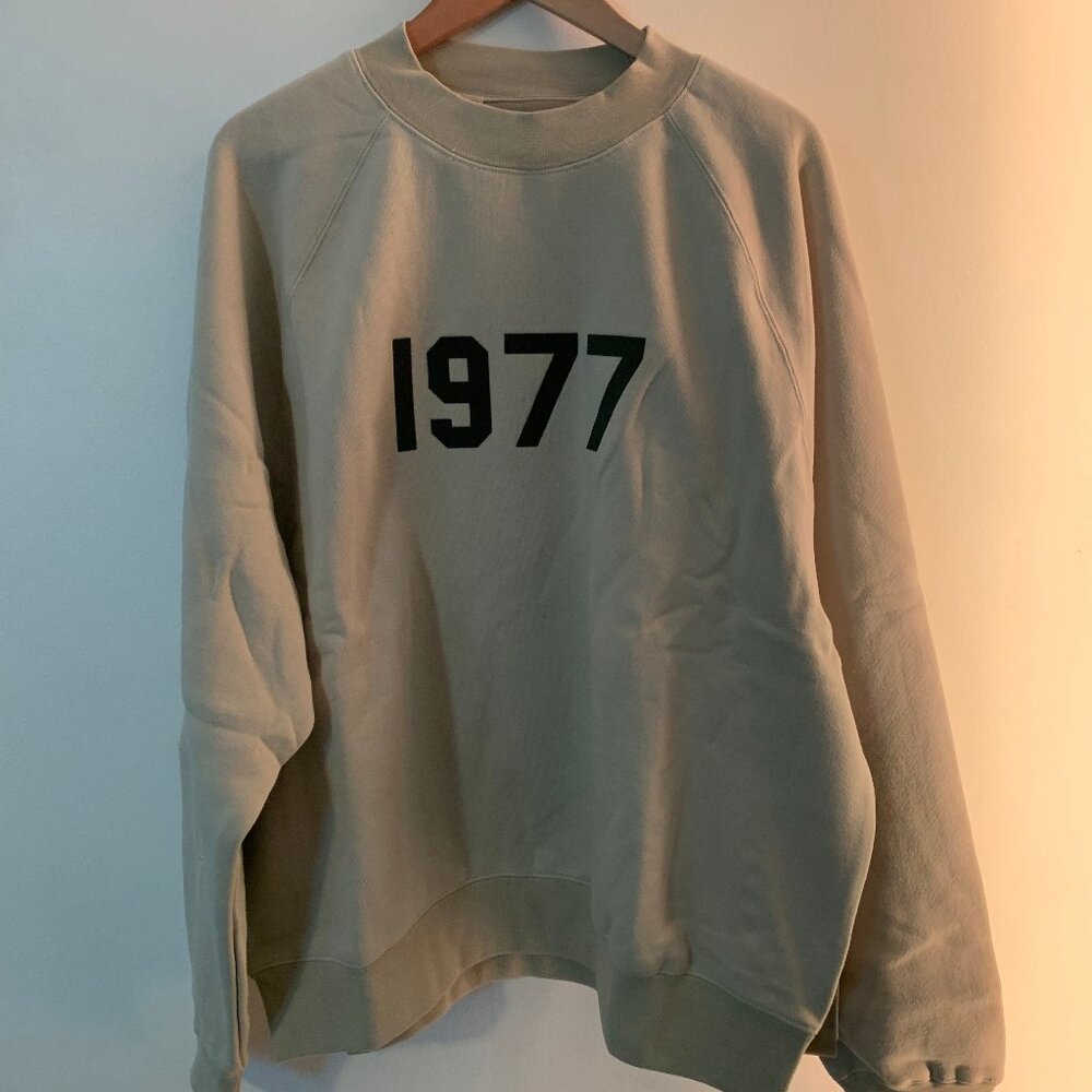FEAR OF GOD ESSENTIALS 1977 Crewneck - Wheat